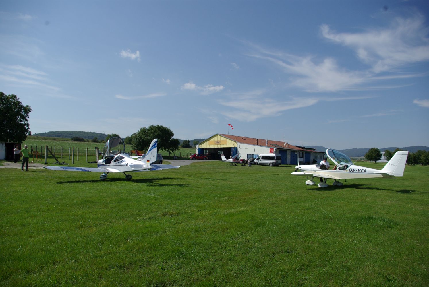 Auf dem Flugplatz von TOMARK AERO in Raznany LZRY 1
