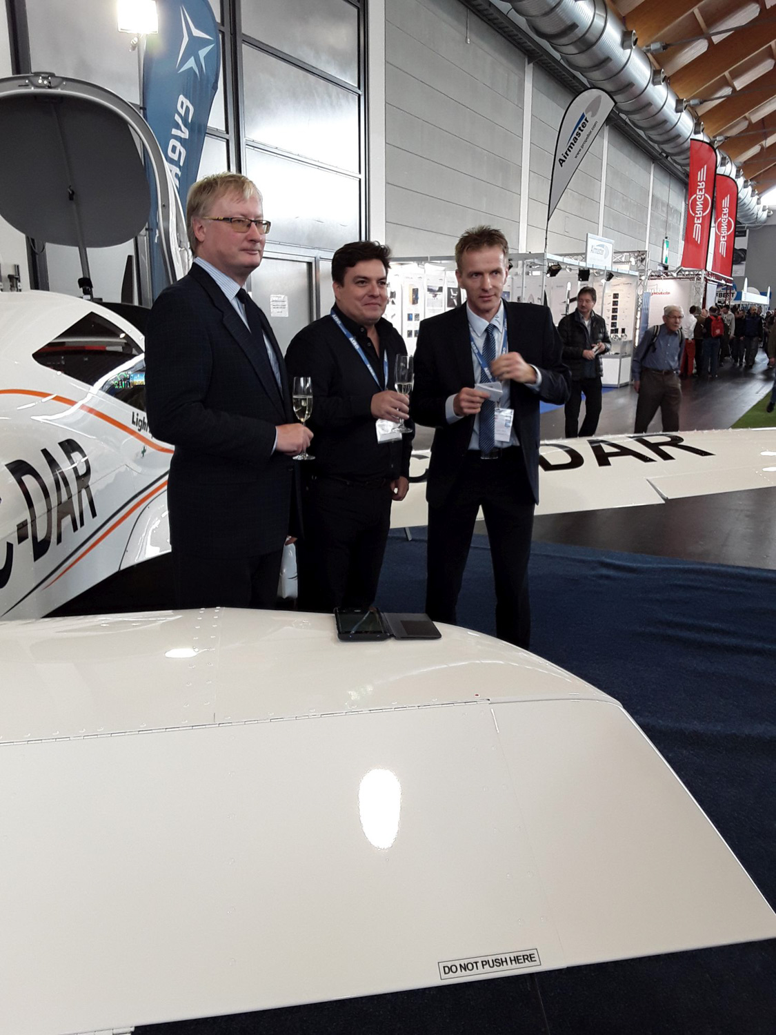 Übergabe einer Harmony durch Evektor an den chilenischen CEO von Aerocenter Herrn Flores Mitte