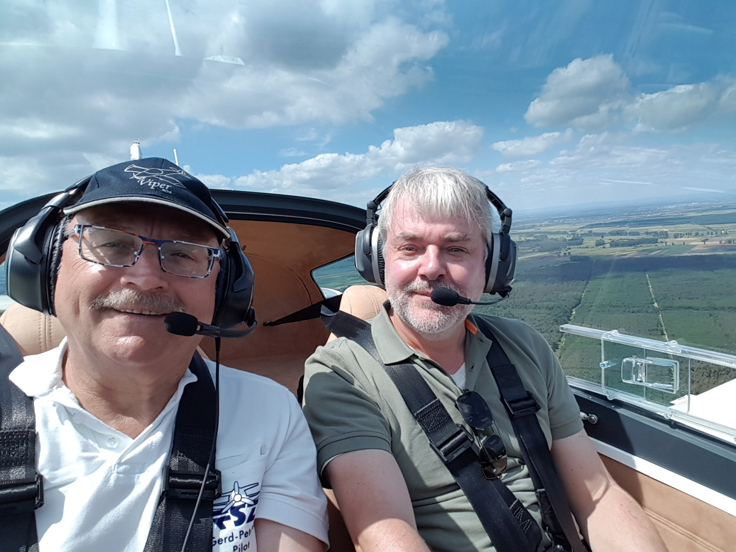 Bild 11 Zufriedene Gesichter nach einer halben Stunde Flug mit der Viper RTC Einschätzung ein sehr angenehmes Schulflugzeug