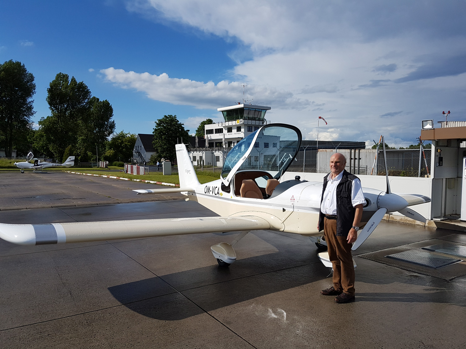 Bild 1 Freitag 09.06. zum Tankstop mit Karl Bäcker der Seele aller Fluglehrer mit über 5.800 Flugstunden